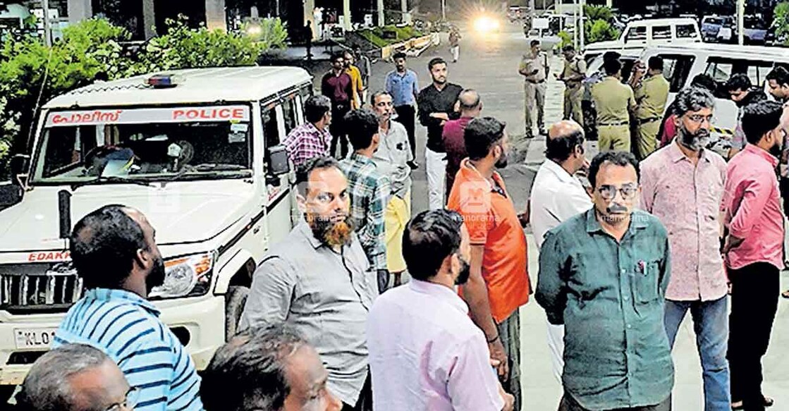 dog-attack-protest മുഴപ്പിലങ്ങാട് പാച്ചാക്കരയിൽ തെരുവുനായ്ക്കളുടെ ആക്രമണത്തിൽ പരുക്കേറ്റ കുട്ടിയെ പ്രവേശിപ്പിച്ച സ്വകാര്യ ആശുപത്രിക്കു മുന്നിൽ കൂടി നിൽക്കുന്നവർ.