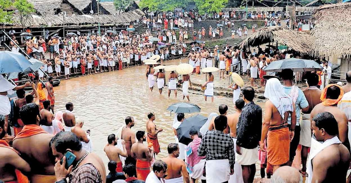 kottiyur-temple-function ഇന്നലെ കൊട്ടിയൂരിൽ ദർശനത്തിനെത്തിയ ഭക്തജനങ്ങൾ.