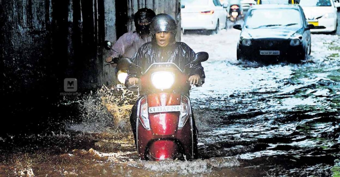 ഈ പുഴയും കടന്ന്...
ഇന്നലെ വൈകിട്ട് പെയ്ത കനത്ത മഴയെ തുടർന്ന് പഴയ ബസ് സ്റ്റാൻഡിനു സമീപം റെയിൽവേ അടിപ്പാതയിൽ രൂപപ്പെട്ട വെള്ളക്കെട്ടിലൂടെ പോകുന്ന വാഹന യാത്രക്കാർ. 		ചിത്രം: മനോരമ  