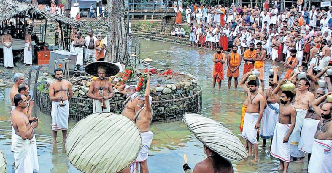 കൊട്ടിയൂർ ക്ഷേത്രത്തിൽ ഇന്നലെ ശീവേലിക്ക് മധ്യേ നടത്തിയ വാളാട്ടം.  
