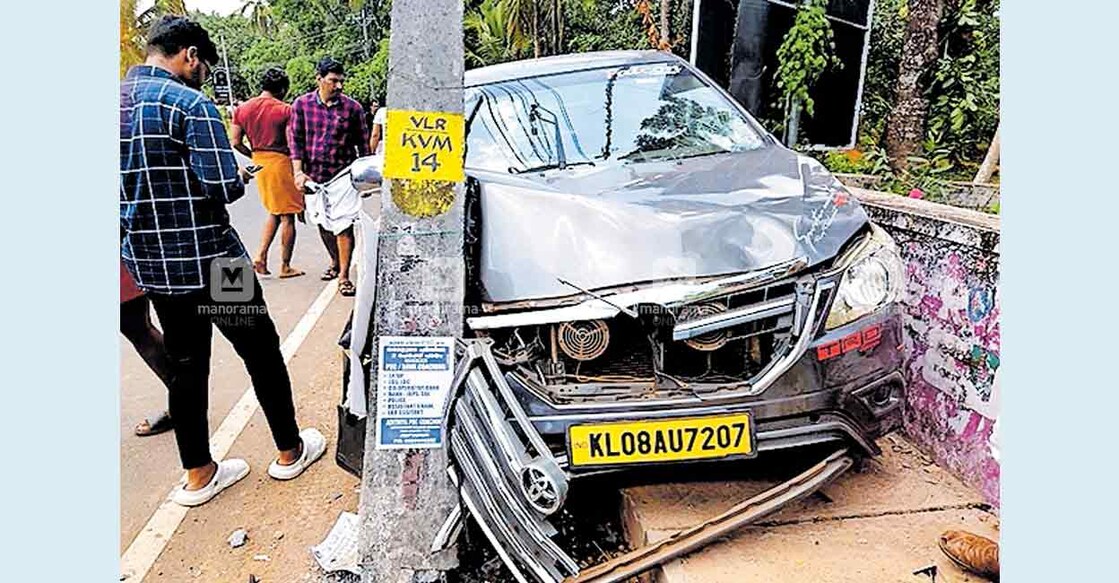 കാങ്കോലിൽ കാൽനട യാത്രക്കാരിയെ ഇടിച്ചിട്ട് വൈദ്യുതി തൂണിൽ ഇടിച്ച് തകർന്ന കാർ.  
