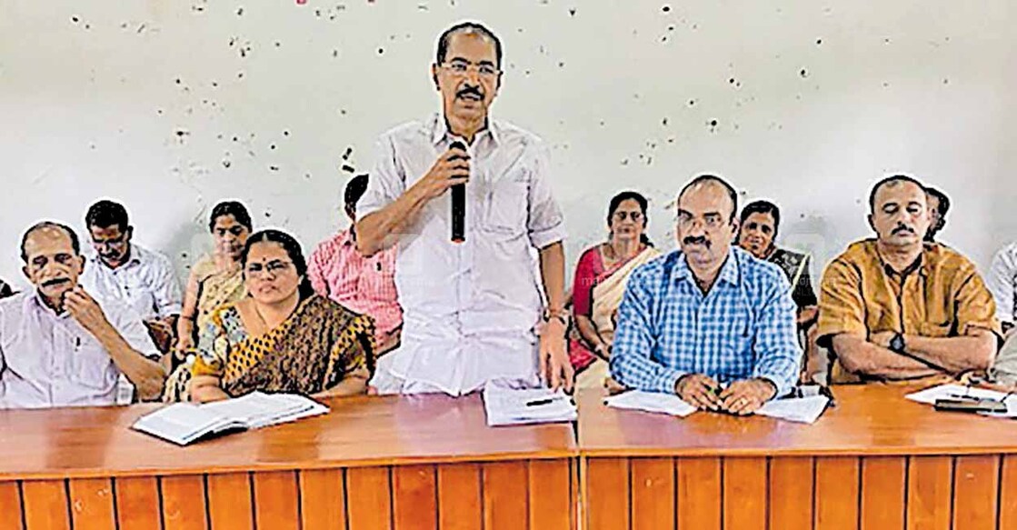 ഇരിട്ടിയിൽ പേരാവൂർ നിയോജക മണ്ഡലം തല പട്ടയ അസംബ്ലിയിൽ സണ്ണി ജോസഫ് എംഎൽഎ
പ്രസംഗിക്കുന്നു.
