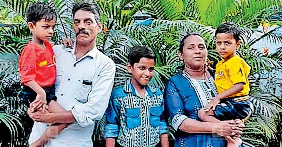 സ്വാതന്ത്ര്യദിനത്തിൽ പിറന്ന ജീവന്ത് കൃഷ്ണയും ജീവൻസ് കൃഷ്ണയും തൃദീപ് കൃഷ്ണയും മാതാപിതാക്കളായ സുരേഷ് ബാബുവിനും സിസിക്കും ഒപ്പം. സ്വാതന്ത്ര്യദിനത്തിൽ പിറന്ന ജീവന്ത് കൃഷ്ണയും ജീവൻസ് കൃഷ്ണയും തൃദീപ് കൃഷ്ണയും മാതാപിതാക്കളായ സുരേഷ് ബാബുവിനും സിസിക്കും ഒപ്പം.