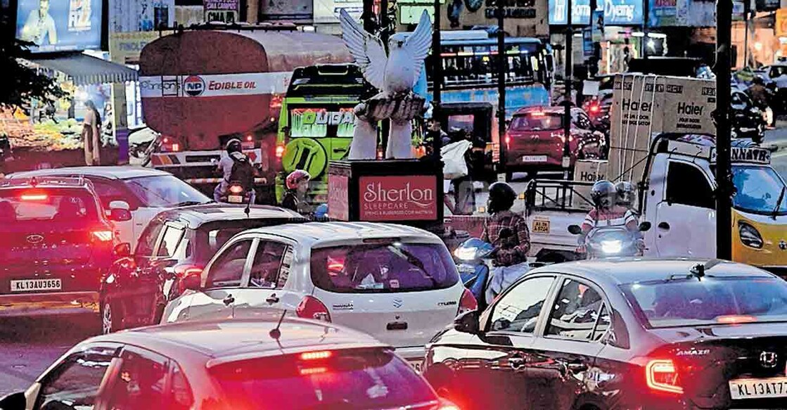 kannur-Traffic-jam-at-Kannur-Caltex-Junction