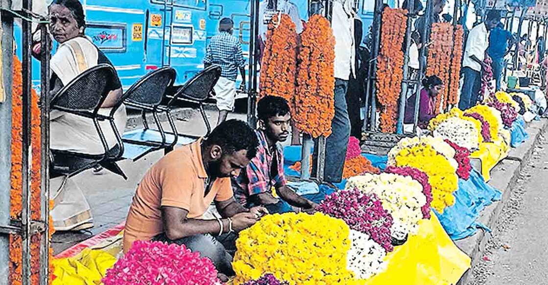 പയ്യന്നൂർ പഴയ ബസ് സ്റ്റാൻഡിലെ കാത്തിരിപ്പ് കേന്ദ്രത്തിനരികിൽ പൂ വിൽപനയിൽ ഏർപ്പെട്ട മംഗളൂരുവിലെ പൂക്കച്ചവടക്കാർ 