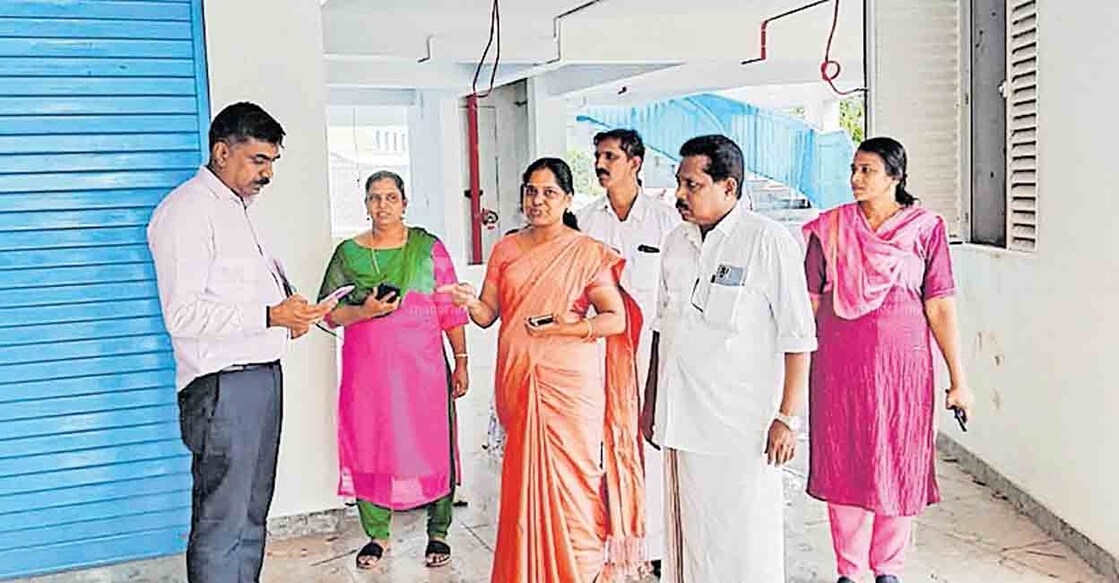 ഇരിട്ടി കല്ലുമുട്ടിയിൽ ചലച്ചിത്ര വികസന കോർപറേഷൻ മൾട്ടിപ്ലക്സ് തിയറ്റർ സ്ഥാപിക്കുന്ന പായം പഞ്ചായത്ത് കെട്ടിട സമുച്ചയം കെഎസ്എഫ്ഡിസി പ്രോജക്ട് മാനേജർ രതീഷ് സന്ദർശിച്ചു പഞ്ചായത്ത് അധികൃതരുമായി ചർച്ച നടത്തുന്നു. 