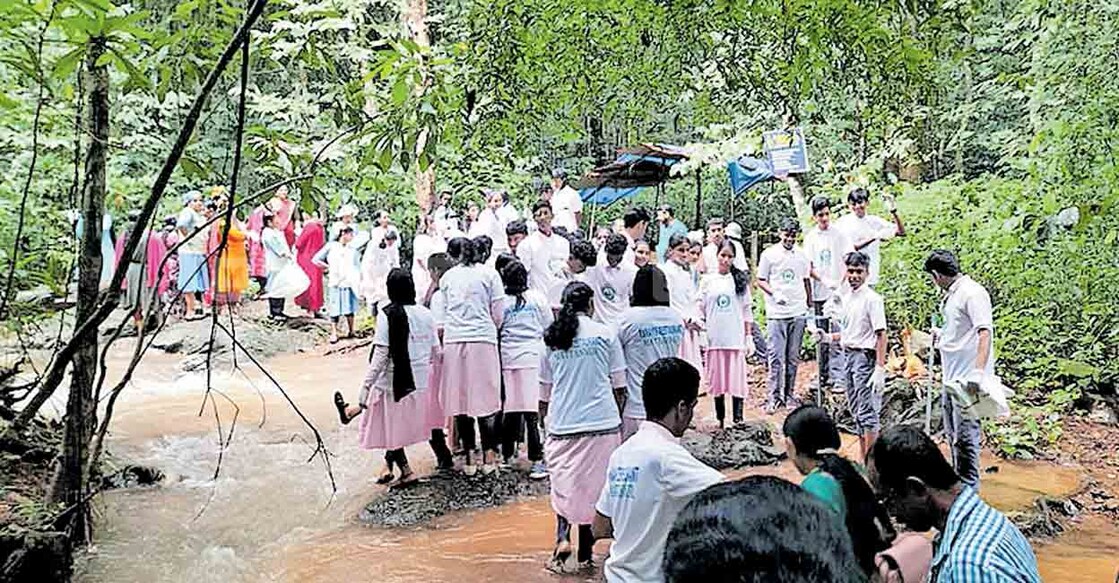 ഇന്ത്യൻ സ്വച്ഛതാ ലീഗ് ക്യാംപെയ്നിന്റെ ഭാഗമായി മട്ടന്നൂർ നഗരസഭയിലെ പൂങ്ങോട്ടുകാവ് വനത്തിൽ മട്ടന്നൂർ ഹയർ സെക്കൻഡറി സ്കൂൾ വിദ്യാർഥികൾ ശുചീകരണം നടത്തുന്നു.  