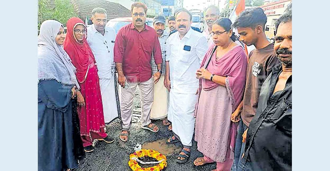 പാപ്പിനിശ്ശേരി മണ്ഡലം കോൺഗ്രസ് കമ്മിറ്റി നേതൃത്വത്തിൽ പാപ്പിനിശ്ശേരി റെയിൽവേ മേൽപാലത്തിലെ കുഴികളിൽ റീത്ത് വച്ചുള്ള  പ്രതിഷേധസംഗമം കെപിസിസി അംഗം രാജീവൻ എളയാവൂർ
ഉദ്ഘാടനം ചെയ്യുന്നു.  