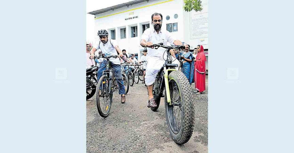 സൈക്കിൾ റാലിയുടെ ഉദ്ഘാടനം നിർവഹിച്ച് മേയർ ടി.ഒ.മോഹനൻ സൈക്കിൾ ചവിട്ടിയപ്പോൾ.          ചിത്രം: മനോരമ  
