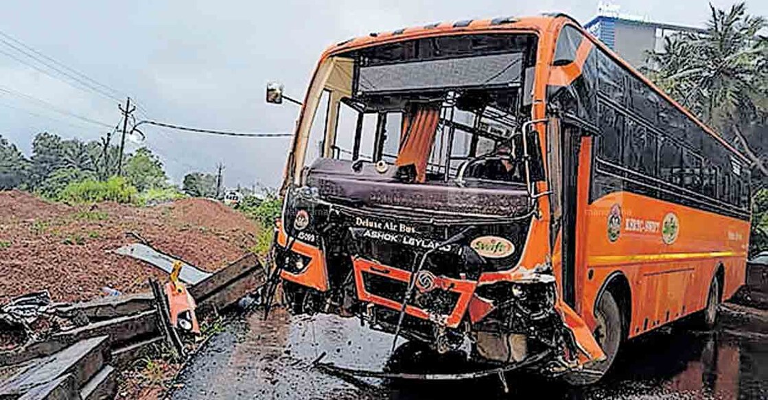 തകർന്ന കെഎസ്ആർടിസി സ്വിഫ്റ്റ് ബസ്.  