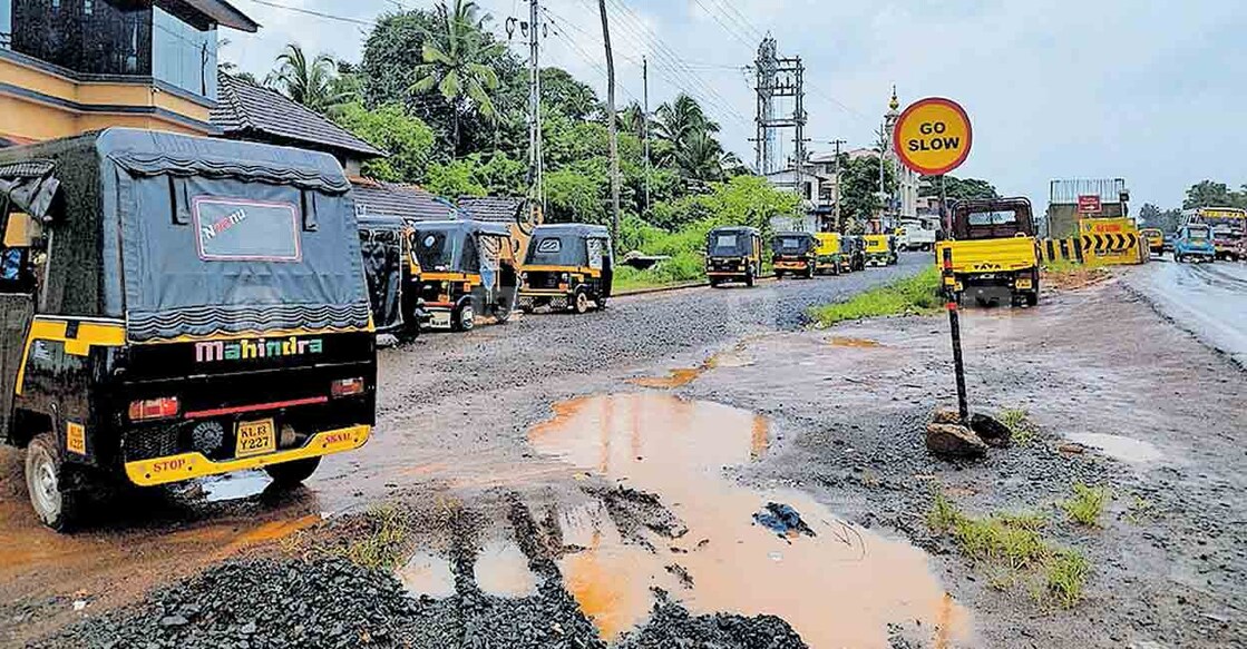 പാർക്കാൻ ഇടമില്ല! ദേശീയപാത നിർമാണം നടക്കുന്ന കീച്ചേരിയിൽ ഓട്ടോറിക്ഷകൾ നിർത്തുന്ന സ്ഥലത്തെ ചെളിക്കെട്ട്.
