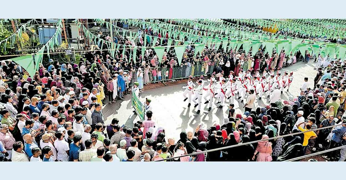 പ്രവാചക സ്മരണയിൽ...
ദീനുൽ ഇസ്‌ലാം സഭയുടെ നേതൃത്വത്തിൽ കണ്ണൂർ സിറ്റി കേന്ദ്രീകരിച്ചു നടത്തിയ മദ്രസ വിദ്യാർഥികളുടെ നബിദിന റാലിയിൽ നിന്ന്.  
ചിത്രം: മനോരമ  