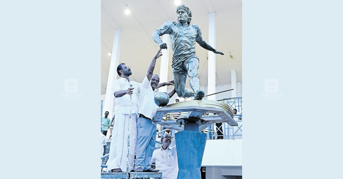 maradona-statue ഡിയേഗോ മറഡോണയുടെ പ്രതിമ മേയർ ടി.ഒ.മോഹനൻ അനാഛാദനം ചെയ്തപ്പോൾ. ശിൽപി മനോജ് കുമാർ,
കോർപറേഷൻ സ്ഥിര സമിതി അധ്യക്ഷൻ സുരേഷ് ബാബു എളയാവൂർ എന്നിവർ സമീപം. ചിത്രം: മനോരമ