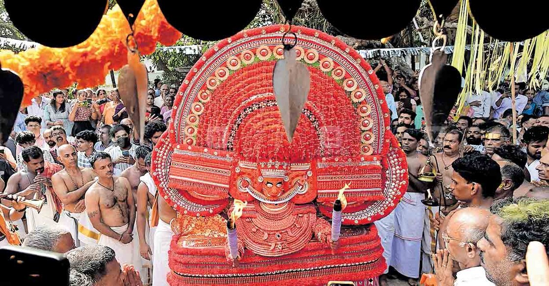 theyyam അമ്മയുടെ തിരുമുൻപിൽ...: കളിയാട്ട ഉത്സവത്തോടനുബന്ധിച്ച് കണ്ണൂർ വളപട്ടണം മുച്ചിലോട്ട് കാവിൽ മുച്ചിലോട്ട് ഭഗവതിയുടെ തിരുമുടി നിവർന്നപ്പോൾ. പത്മശ്രീ ലഭിച്ച ഇ.പി.നാരായണൻ പെരുവണ്ണാനാണ് കോലധാരി. ചിത്രം: ഹരിലാൽ ∙ മനോരമ