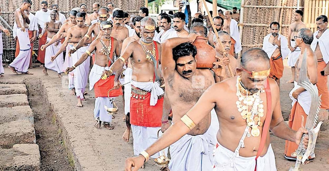 ആചാരപൂർവം...: രാമന്തളി മുച്ചിലോട്ട് ഭഗവതി ക്ഷേത്രം പെരുങ്കളിയാട്ടത്തിന് തുടക്കമിട്ട് ദീപവും തിരിയും കൊണ്ടുവന്ന് തമ്പുരാട്ടിമാർ അടുക്കളയിലെ കുഴിയടുപ്പുകളിൽ മഞ്ഞൾക്കുറിയിടുന്നു.  
