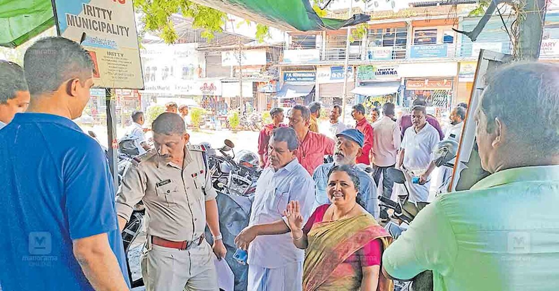eratty-traffic1 ഇരിട്ടി നഗരത്തിൽ ട്രാഫിക് പരിഷ്കരണത്തിന്റെ ഭാഗമായി നടത്തിയ സംയുക്ത പരിശോധന.
