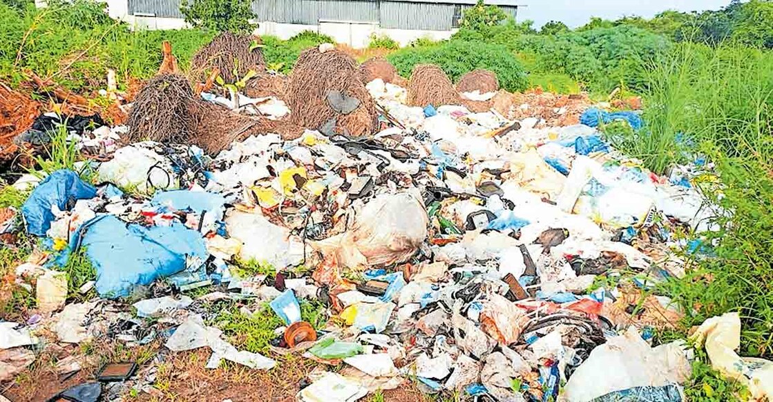 pattuvam-garbage പട്ടുവം പറപ്പൂൽ കോടേശ്വരത്ത് ലോറിയിൽ കൊണ്ടുവന്ന് റോഡരികിൽ തള്ളിയ മാലിന്യം.