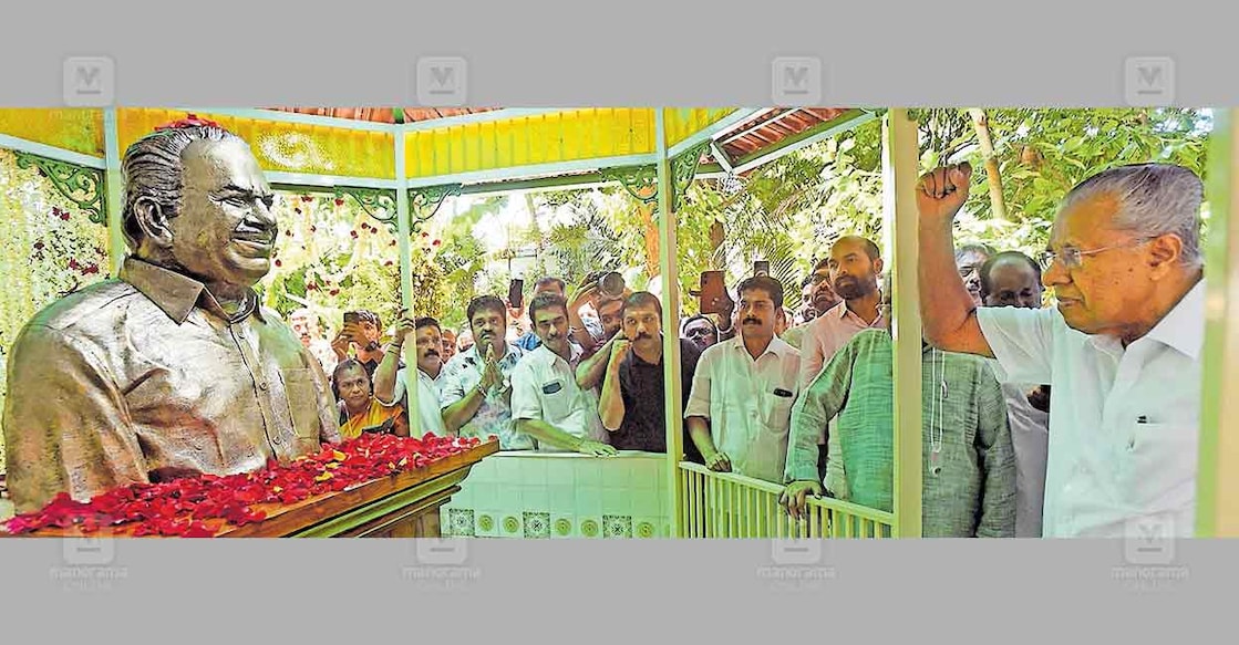 kodiyery-statue ഉള്ളിലിരമ്പും ഓർമകളിൽ... സിപിഎം മുൻ സംസ്ഥാന സെക്രട്ടറി കോടിയേരി ബാലകൃഷ്ണന്റെ അർധകായ വെങ്കലപ്രതിമ കോടിയേരിയിലെ വസതിയിൽ അനാഛാദനം ചെയ്ത് മുഖ്യമന്ത്രി പിണറായി വിജയൻ അഭിവാദ്യം അർപ്പിക്കുന്നു.
ചിത്രം: ജിതിൻ ജോയൽ ഹാരിം / മനോരമ