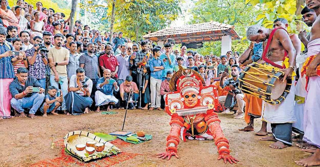 നടുവിൽ പോത്തുകുണ്ട് വീരഭദ്ര ക്ഷേത്രത്തിൽ കെട്ടിയാടിയ മുതലത്തെയ്യം.  