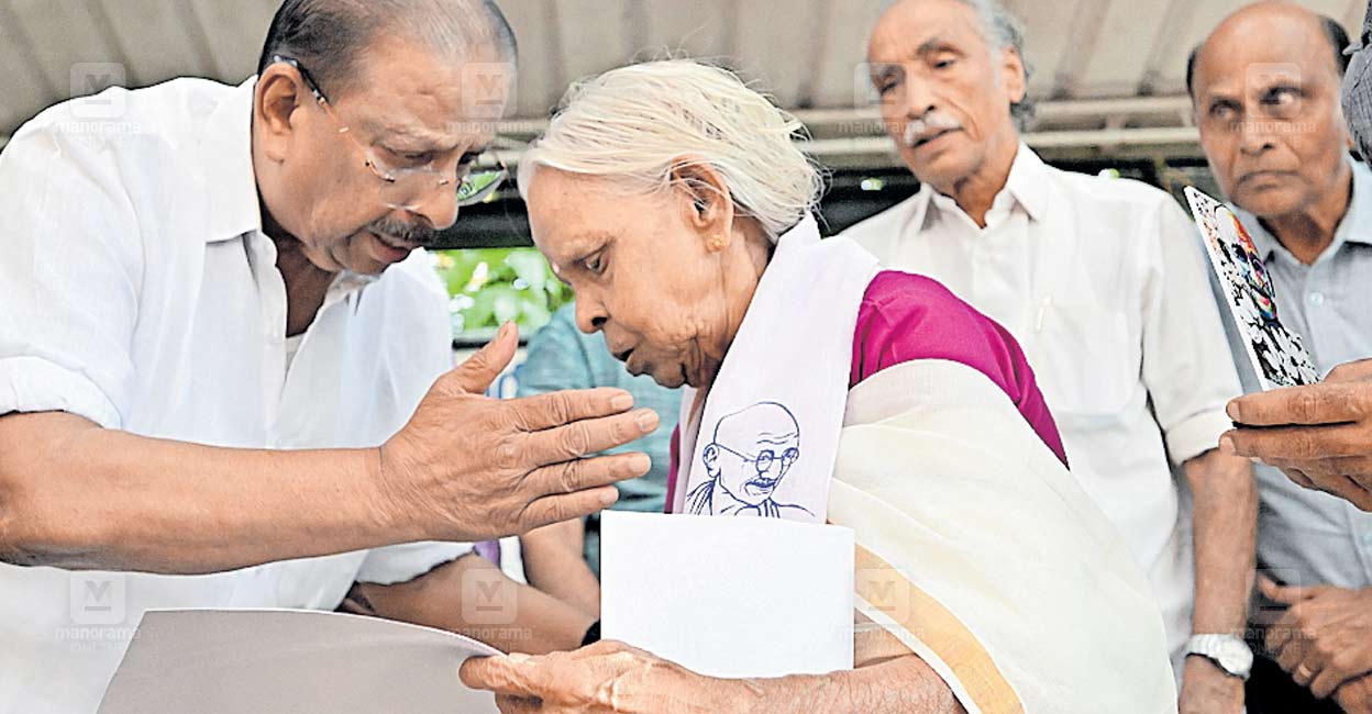 വെളിച്ചമെത്തി; ഇനി വാടകവീട്ടിൽ കഴിയേണ്ട | Vaikom Satyagraha | KPCC ...