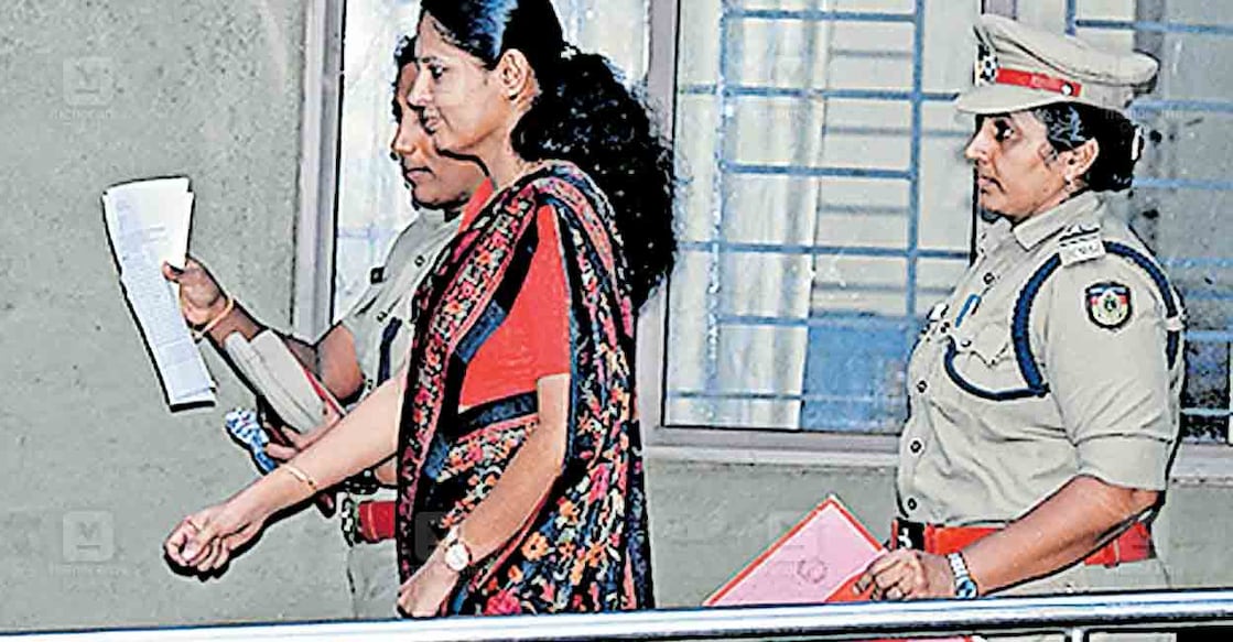 kannur-divya-in-crime-branch-office എഡിഎം കെ.നവീൻ ബാബുവിന്റെ മരണത്തിൽ ആത്മഹത്യാ പ്രേരണക്കുറ്റത്തിനുള്ള കേസിൽ പൊലീസിൽ കീഴടങ്ങിയ കണ്ണൂർ ജില്ലാ പഞ്ചായത്ത് മുൻ പ്രസിഡന്റ് പി.പി.ദിവ്യയെ മൊഴി രേഖപ്പെടുത്തിയ ശേഷം വൈദ്യ പരിശോധനയ്ക്കായി ജില്ലാ ക്രൈംബ്രാഞ്ച് ഓഫിസിൽ നിന്നു കണ്ണൂർ ജില്ലാ ആശുപത്രിയിലേക്കു കൊണ്ടുപോകുന്നു. ചിത്രങ്ങൾ:
മനോരമ
