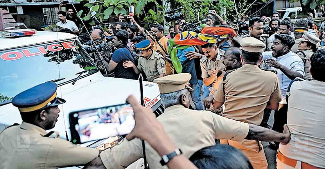 പി.പി.ദിവ്യയെ വൈദ്യ പരിശോധനയ്ക്കായി കണ്ണൂർ ജില്ലാ ആശുപത്രിയിലേക്കു കൊണ്ടുപോകുമ്പോൾ യുവമോർച്ച പ്രവർത്തകർ പൊലീസ് വാഹനത്തിനു മുൻപിൽ പ്രതിഷേധിക്കുന്നു. 