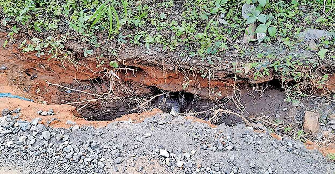palchuram-road-damage കൊട്ടിയൂർ ബോയ്സ് ടൗൺ ചുരം റോഡരികിൽ ഉണ്ടായ വലിയ കുഴി.