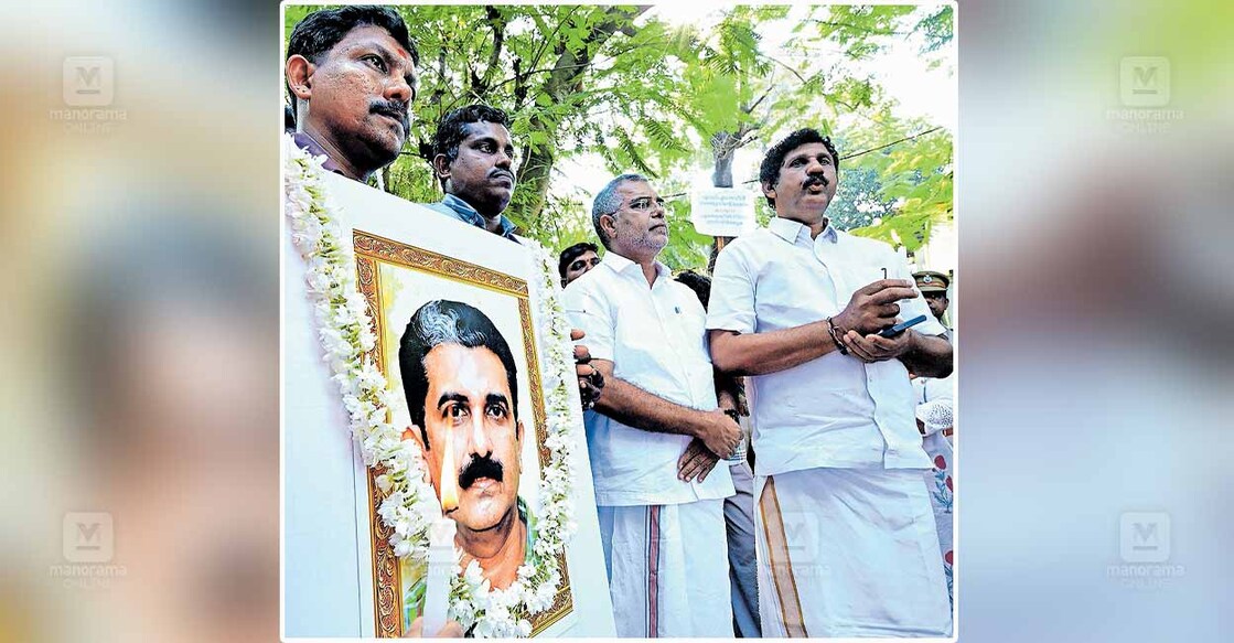 anayilla-deepam ‘അണയില്ല ദീപം, അണയില്ല പ്രതിഷേധം’ എന്ന മുദ്രാവാക്യമുയർത്തി ദീപാവലി നാളിൽ എഡിഎം കെ.നവീൻ ബാബുവിന്റെ ചിത്രത്തിനു മുൻപിൽ മെഴുകുതിരി തെളിച്ച് കലക്ടർ അരുൺ കെ.വിജയന്റെ കണ്ണൂരിലെ ഔദ്യോഗിക വസതിക്കു മുൻപിൽ യുവമോർച്ച ജില്ലാ കമ്മിറ്റി നടത്തിയ പ്രതിഷേധം. ബിജെപി ദേശീയ ഉപാധ്യക്ഷൻ എ.പി.അബ്ദുല്ലക്കുട്ടി, ജില്ലാ പ്രസിഡന്റ് എൻ.ഹരിദാസ്, യുവമോർച്ച ജില്ലാ പ്രസിഡന്റ് അരുൺ ഭരത് തുടങ്ങിയവർ മുൻനിരയിൽ. ചിത്രം: മനോരമ