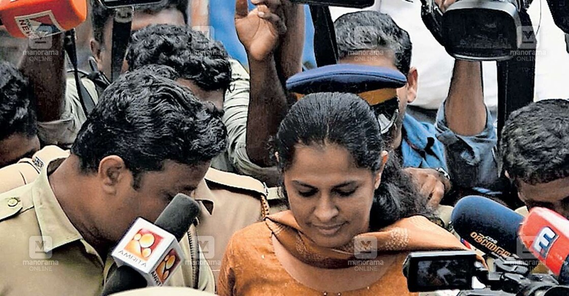 kannur-pp-divya കോടതിയിൽനിന്നു പൊലീസ് കസ്റ്റഡിയിൽ വിട്ട പി.പി.ദിവ്യയുടെ പ്രതികരണം തേടി മാധ്യമങ്ങൾ ചുറ്റുംകൂടിയപ്പോൾ. ചിത്രം: മനോരമ