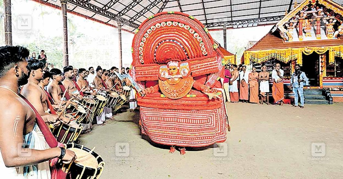 പെരുങ്കളിയാട്ടത്തിന്റെ രണ്ടാം ദിനം അരങ്ങിലെത്തിയ വിഷ്ണുമൂർത്തി. ചിത്രം:മനോരമ 