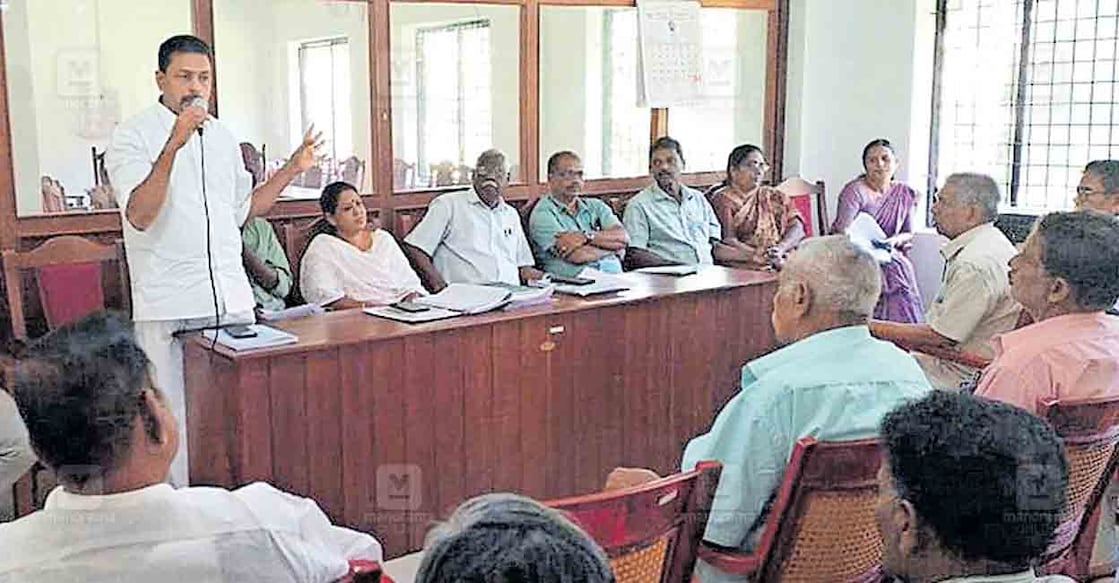 kannur-roy-nambudakam
അമ്പായത്തോട്ടിൽ നിന്ന് കണ്ണൂർ വിമാനത്താവളത്തിലേക്ക് നിർമിക്കുന്ന നാലു വരി പാതയുടെ സാമൂഹികാഘാത പഠനത്തിന്റെ ഭാഗമായി നടത്തിയ പൊതു വിചാരണയിൽ പഞ്ചായത്ത് പ്രസിഡന്റ് റോയ് നമ്പുടാകം വിശദീകരണം നൽകുന്നു.