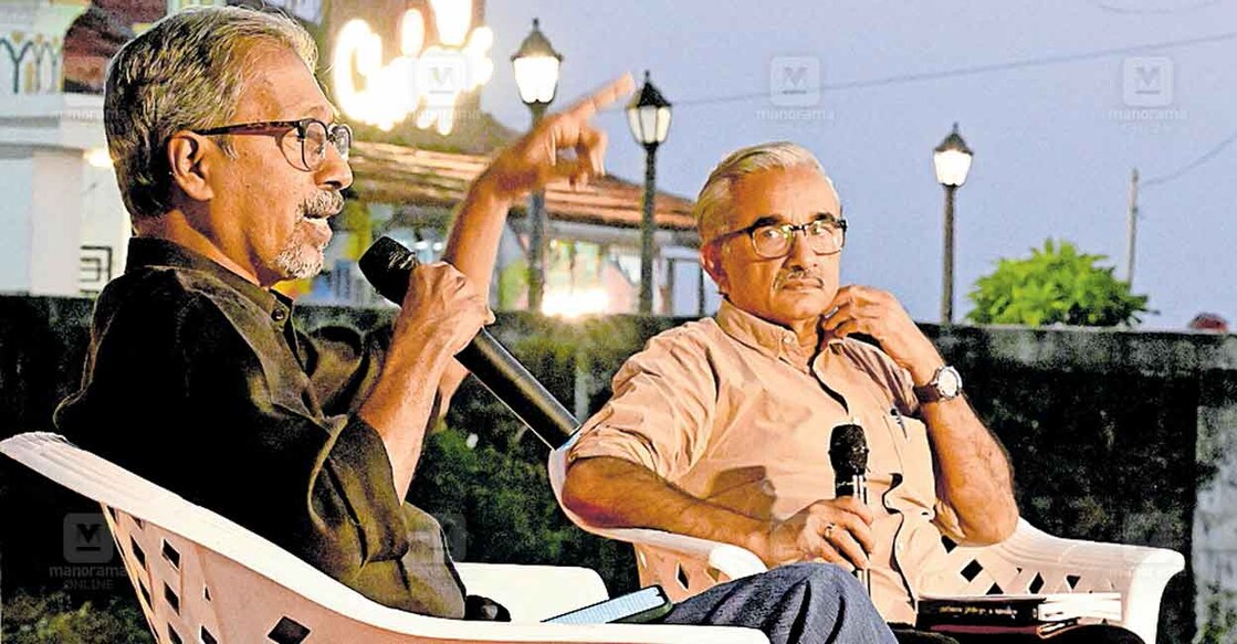 തലശ്ശേരി കടലോരത്ത് മലയാള മനോരമ സംഘടിപ്പിച്ച ഹോർത്തൂസ് സാഹിത്യ സായാഹ്നത്തിൽ നോവലിസ്റ്റ് പി.എഫ്.മാത്യൂസും സാഹിത്യ നിരൂപകൻ ഇ.പി.രാജഗോപാലനും.  ചിത്രം: മനോരമ  
