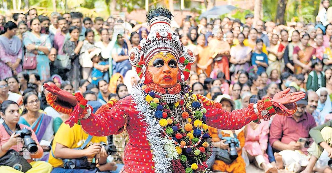 മാട്ടൂൽ തെക്കുമ്പാട് കൂലോം തായക്കാവ് ഭഗവതി ക്ഷേത്രത്തിലെ കളിയാട്ടത്തോടനുബന്ധിച്ച് ദേവക്കൂത്ത് തെയ്യം അരങ്ങിലെത്തിയപ്പോൾ. ചിത്രം: മനോരമ  
