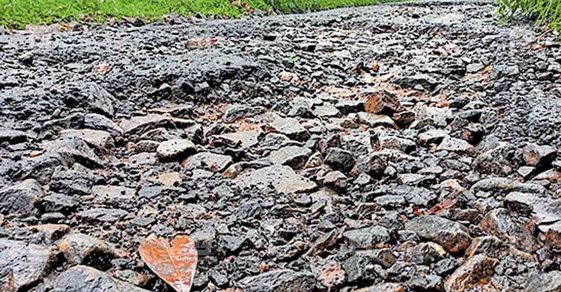 thirumeny-chathamangalam-road തിരുമേനി-ചാത്തമംഗലം റോഡ് തകർന്ന നിലയിൽ.