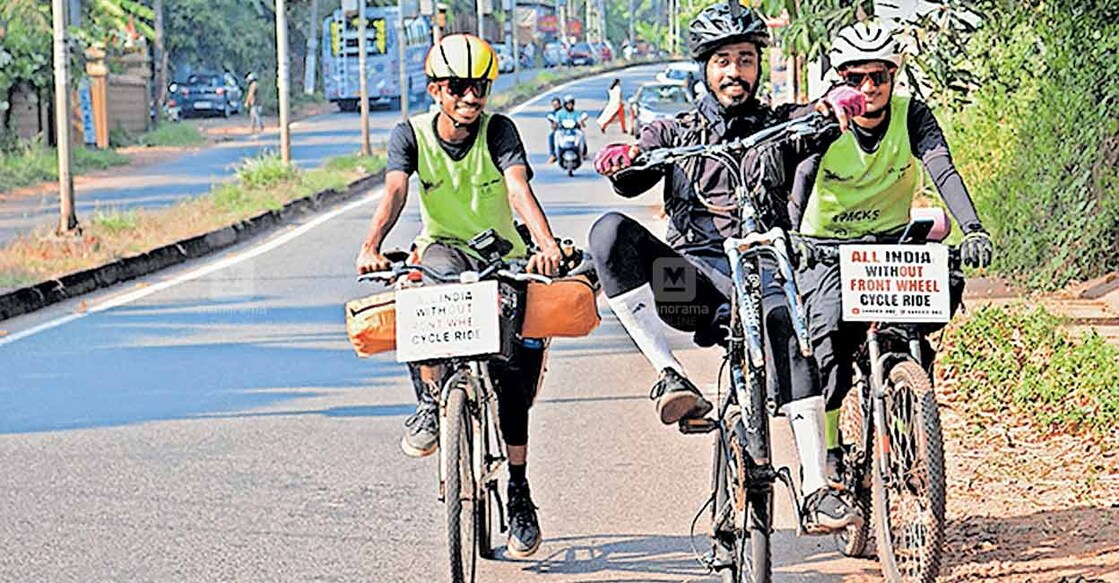 kannur-all-india-ride-in-bicycle മുൻ ചക്രം ഇല്ലാത്ത സൈക്കിളിൽ ഹിമാലയൻ യാത്ര നടത്തുന്ന പി.പി.സനീത് കൂത്തുപറമ്പിൽ എത്തിയപ്പോൾ.