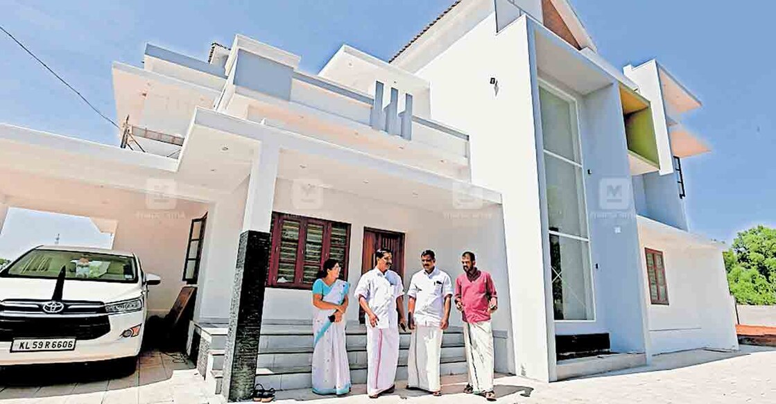 kasargod-house സതീശൻ പാച്ചേനിയുടെ കുടുംബത്തിനായി തളിപ്പറമ്പ് അമ്മാനപ്പാറയിൽ പൂർത്തിയാക്കിയ വീട് സന്ദർശിച്ചു മടങ്ങുന്ന ഡിസിസി പ്രസിഡന്റ് മാർട്ടിൻ ജോർജ്. ചിത്രം: മനോരമ