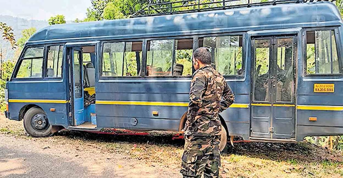 കാനംവയലിൽ പരിശോധനയ്ക്ക് കർണാടക ആന്റി നക്സൽ 
വിരുദ്ധ സേനാംഗങ്ങളുമായി എത്തിയ പൊലീസ് വാഹനം.

