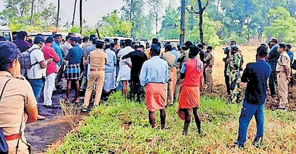 ആറളം ഫാമിൽ കാട്ടാനകളെ തുരത്താനുള്ള ‘ഓപ്പറേഷൻ എലിഫന്റ്’ ദൗത്യം ആരംഭിച്ചയുടൻ പുനരധിവാസ മേഖലയിൽ നിന്നുള്ളവരുയർത്തിയ പ്രതിഷേധം.  


