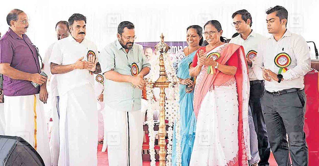 kannur-mattannoor-revanue-tower-innauguration
മട്ടന്നൂർ റവന്യൂ ടവർ ഉദ്ഘാടനം മന്ത്രി കെ.രാജൻ നിർവഹിക്കുന്നു.