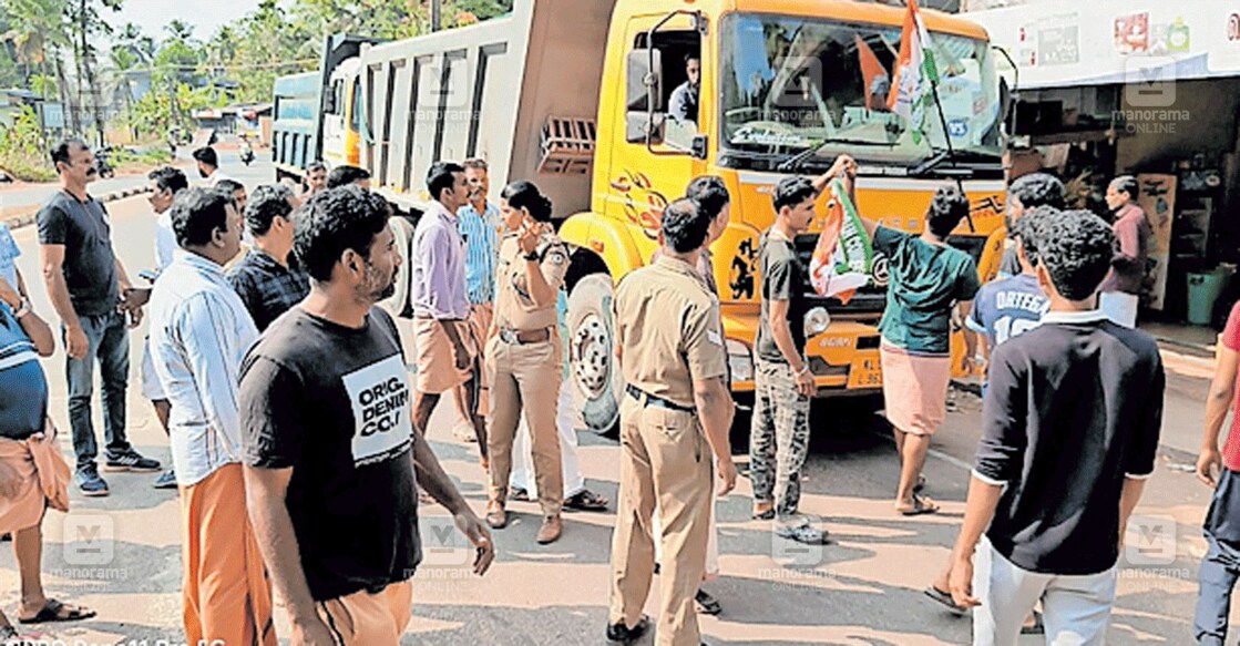 യൂത്ത് കോൺഗ്രസ് പ്രവർത്തകർ ടോറസ് ലോറികൾ
തടഞ്ഞപ്പോൾ.