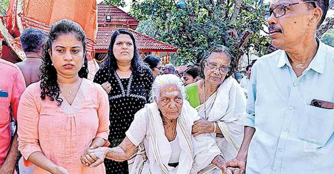 പാർവതിയമ്മ പാടാർകുളങ്ങര ഭഗവതിയെ തൊഴുതു മടങ്ങുന്നു. 
