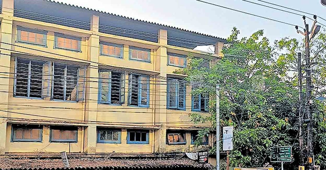 kannur-building
ടൗണിലെ സ്കൂളിന്റെ മുൻഭാഗത്തെ അപകടാവസ്ഥയിലായ
പഴഞ്ചൻ കെട്ടിടങ്ങൾ
