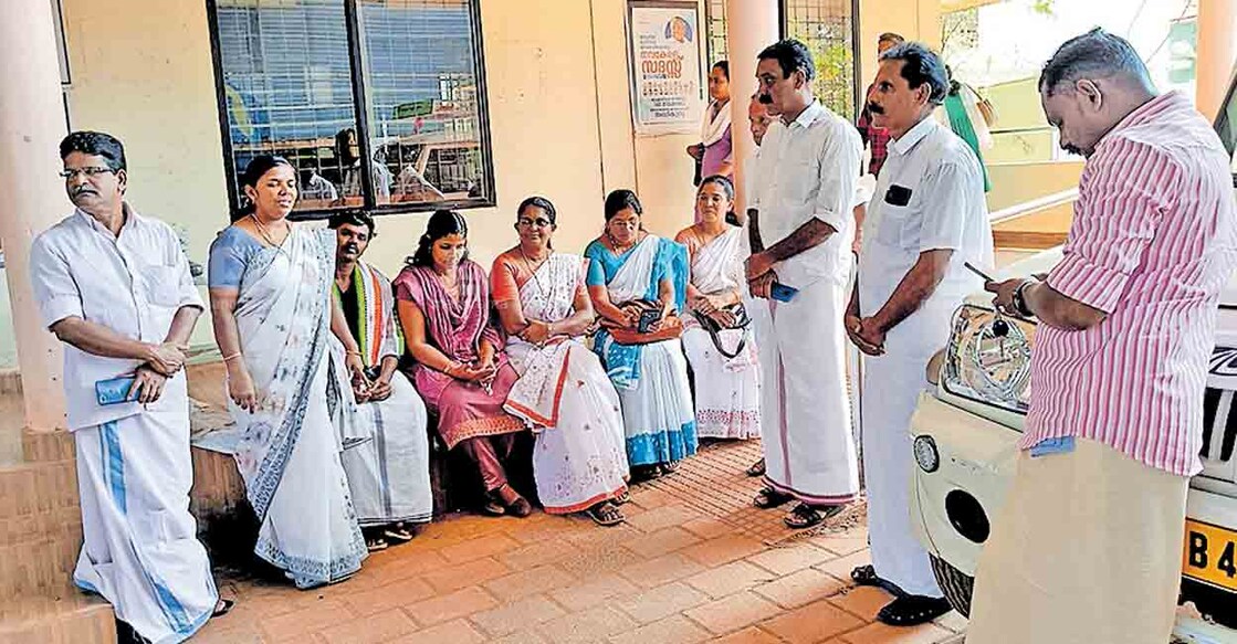 ചെറുപുഴ പഞ്ചായത്ത് ഓഫിസിനു നടത്തിയ ഉപവാസ സമരം ബ്ലോക്ക് കോൺഗ്രസ് പ്രസിഡന്റ് മഹേഷ് കുന്നുമ്മൽ ഉദ്ഘാടനം ചെയ്യുന്നു.  
