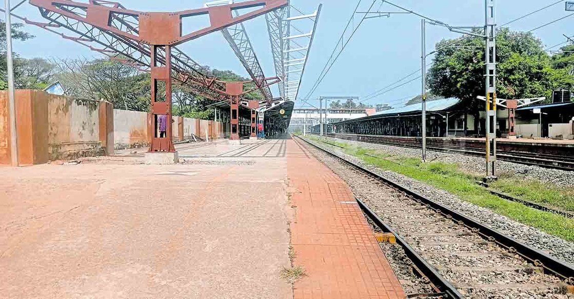 


തലശ്ശേരി റെയിൽവേ സ്റ്റേഷനിൽ അമൃത് ഭാരത് പദ്ധതിയിൽ പ്ലാറ്റ്ഫോമിൽ മേൽക്കൂരയുടെ നിർമാണം പുരോഗമിക്കുന്നു