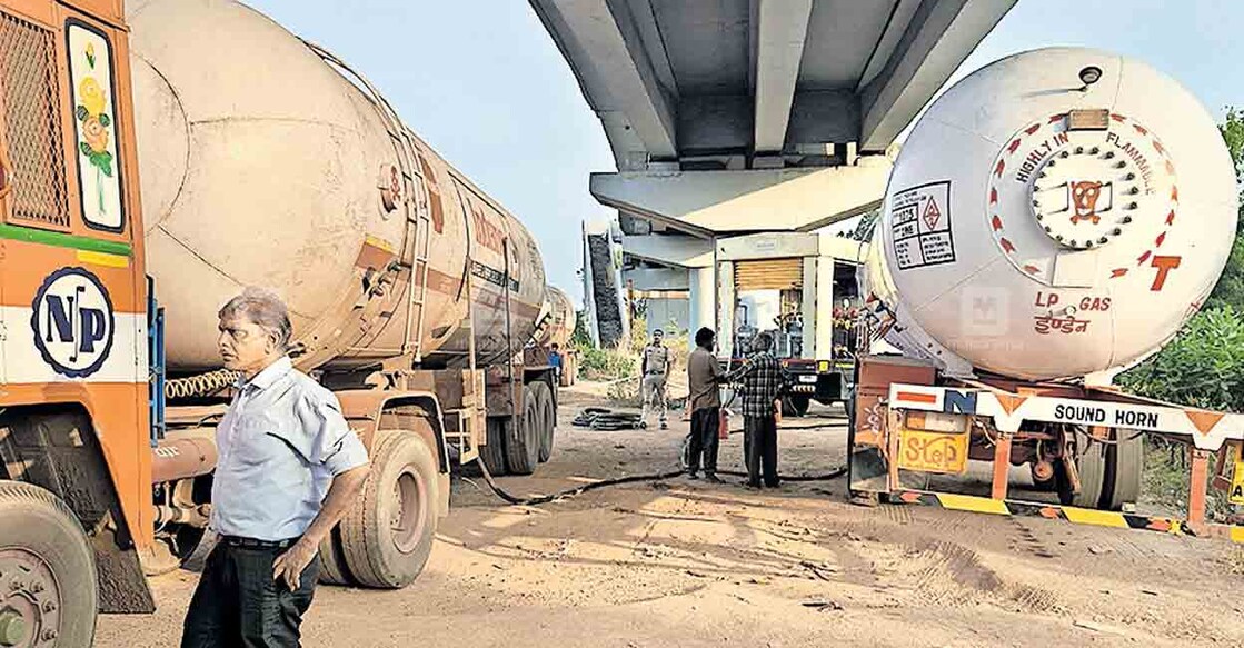 




അപകടത്തിൽപെട്ട  പാചക വാതക ടാങ്കറിൽ നിന്ന് മറ്റൊരു പാചക വാതക ടാങ്കറിലേക്ക് പാചക വാതകം നിറയ്ക്കുന്നു. ഇന്നലെ വൈകിട്ട് താവം മേൽപാലത്തിന് താഴെയുളള സ്ഥലത്ത് നിന്നുളള കാഴ്ച.  