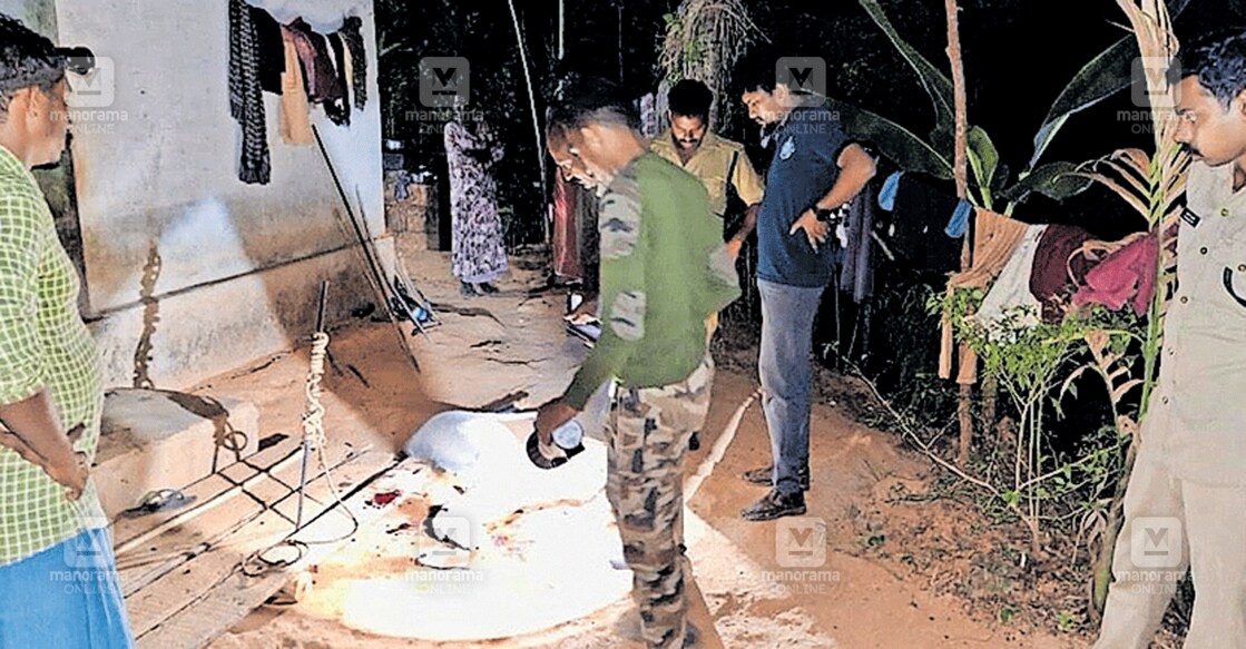 tiger-kill-goat-gif ആറളം ഫാം ബ്ലോക്ക് 11 ലെ ചോമാനിയിൽ സുധാകരന്റെ വീട്ടുമുറ്റത്ത് പുലി കടിച്ചുകൊന്ന ആടിനെ രാത്രിയെത്തിയ വനം ദ്രുത പ്രതികരണ സേന പരിശോധിക്കുന്നു