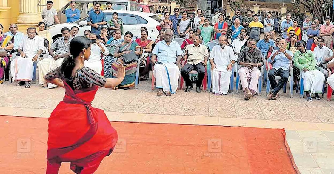 ഡോ.ആർ.എൽ.വി.രാമകൃഷ്ണനെതിരെ നടന്ന അധിക്ഷേപത്തിനെതിരെ പട്ടികജാതി ക്ഷേമ സമിതി പാപ്പിനിശ്ശേരി ഏരിയ കമ്മിറ്റി പഞ്ചായത്തിന് സമീപം സംഘടിപ്പിച്ച പ്രതിഷേധ പരിപാടിയിൽ നർത്തകിയും കലാമണ്ഡലം അധ്യാപികയുമായ പൂജ രതീഷ് കുച്ചിപ്പുഡി അവതരിപ്പിക്കുന്നു.  