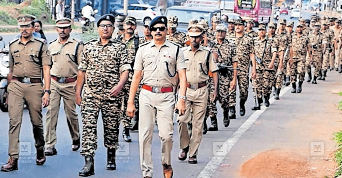 root-march-gif പാർലമെന്റ് തിരഞ്ഞെടുപ്പിന് മുന്നോടിയായി കൂത്തുപറമ്പിൽ സായുധ സേന റൂട്ട് മാർച്ച് തൊക്കിലങ്ങാടിയിൽ നിന്ന് ആരംഭിച്ചപ്പോൾ.