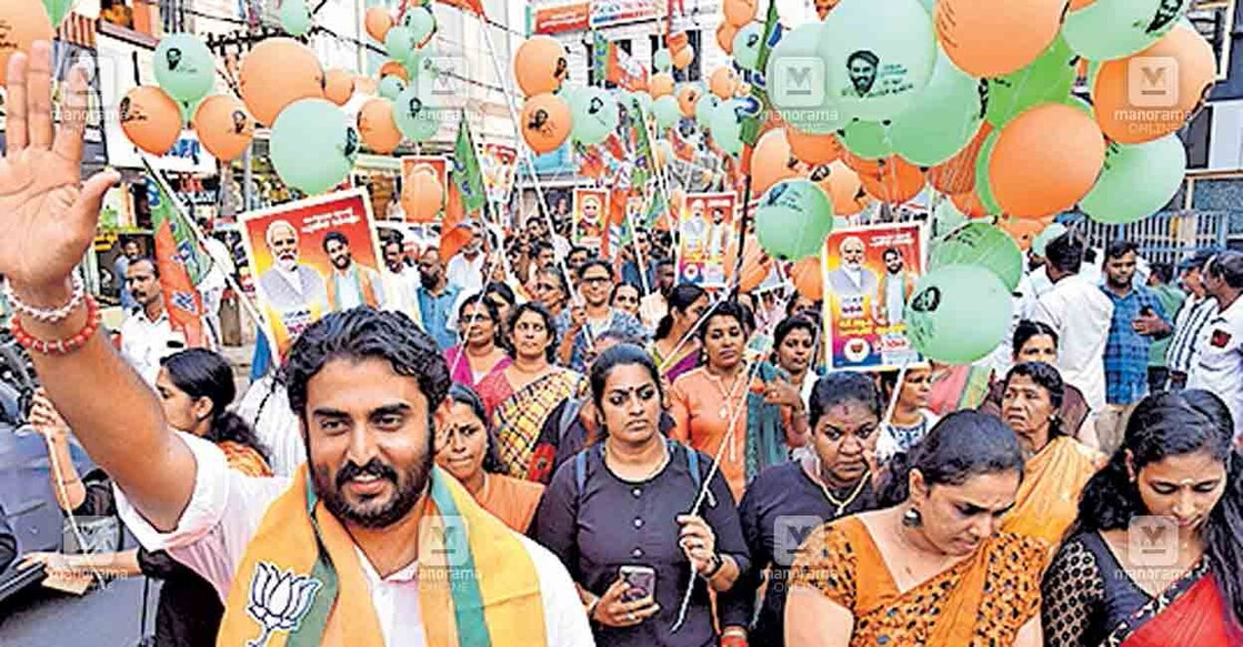 kannur-nda വടകര ലോക്സഭാ മണ്ഡലം എൻഡിഎ സ്ഥാനാർഥി സി.ആർ.പ്രഫുൽ കൃഷ്ണൻ തലശ്ശേരിയിൽ നടത്തിയ റോഡ് ഷോ.