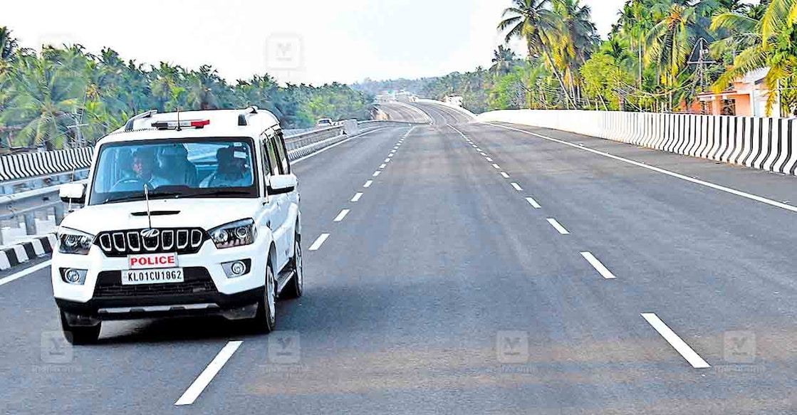 kannur-bypass-police-vehicle
ട്രയൽറണ്ണിനായി തുറന്നുകൊടുത്ത മാഹി– മുഴപ്പിലങ്ങാട് ബൈപാസിലൂടെ നീങ്ങുന്ന പൊലീസ് വാഹനം. ഇല്ലത്തതാഴയിൽ നിന്ന്.